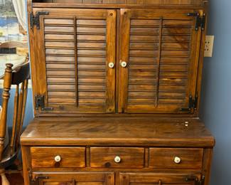Ethan Allen Tavern Hutch