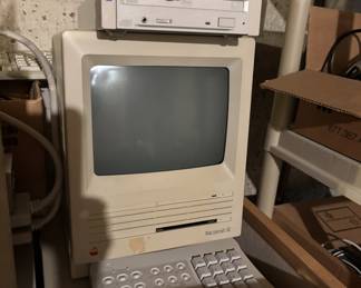 Vintage Apple SE machine with key board