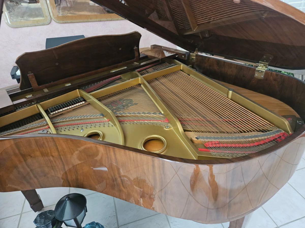 Whurlitzer baby grand piano
Manufacturer Korea, mid 80's 
$4,000