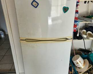 Apartment size refrigerator with separate freezer $170