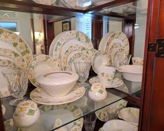 Metlox Potteries "Sculptured Daisy" Dinnerware Set