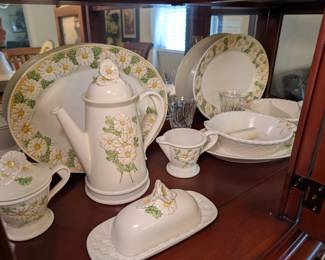 Metlox Potteries "Sculptured Daisy" Dinnerware Set