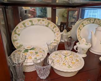 Metlox Potteries "Sculptured Daisy" Dinnerware Set