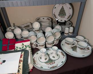 Johnson Brothers Holiday Tableware - 87pcs