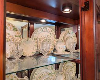 Metlox Potteries "Sculptured Daisy" Dinnerware Set