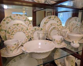 Metlox Potteries "Sculptured Daisy" Dinnerware Set