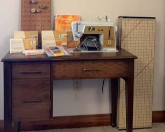 Vintage Singer Sewing Machine Many Accessories