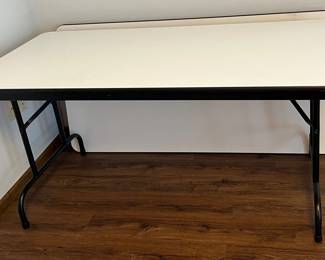 2 Folding Tables