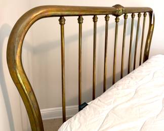 $400 - Vintage Brass Bed (Full size) - Includes mattress and box spring