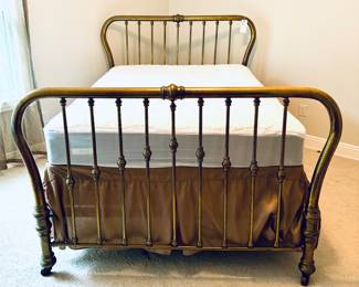 $400 - Vintage Brass Bed (Full size) - Includes mattress and box spring