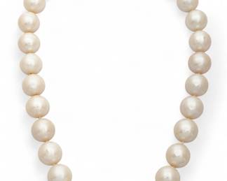 Lot 25 | South Sea Pearl And 18k Yellow Gold And Diamond Bow Tie Clasp Necklace L 17" 116 g
