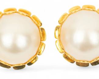 Lot 30 | Pair of 18kt Yellow Gold And Mabe Pearl Ear Clips Dia. 1" 16 g 2 PCS