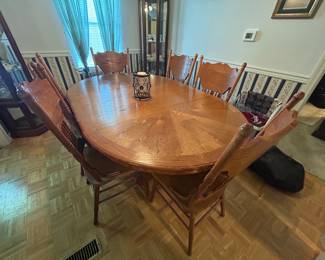 Oak oval dinning room table with 6 chairs