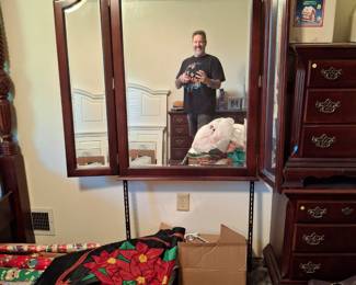 Except the dork in the mirror. Priceless! 😆