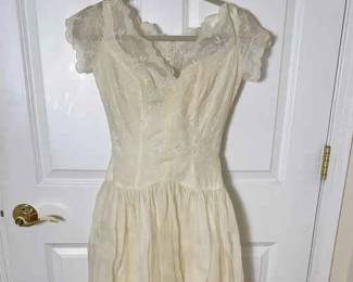 004 Vintage Montaldos Ivory Wedding Dress