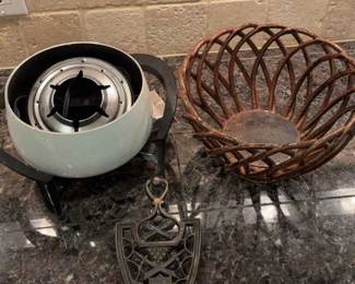 West Bend 2QT Electric Fondue Pot, Fruit Basket, Vintage Trivet