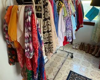 Ladies Clothing & Accessories 