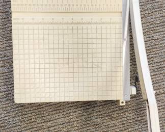 Paper cutter