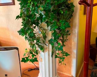 Beautiful pedestal and pot to match!