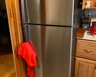 GE 19.2 CU. FT. Top-Freezer Refrigerator - Stainless steel
