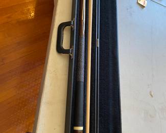 McDermott D-1 Pool Cue with Case