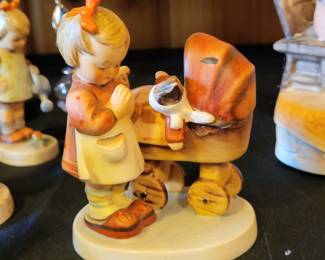 Hummel Goebel figurine "Doll Mother"