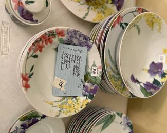 #115 Savior Vivre Mixed Set of China $30.00