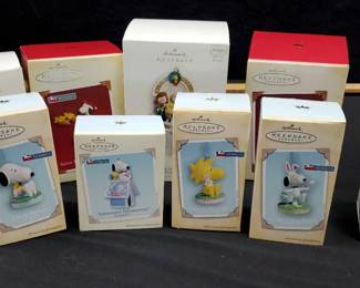 SH490Hallmark Peanuts Cartoon Ornaments Mystery Lot