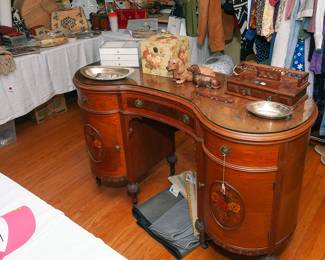Keyhole desk