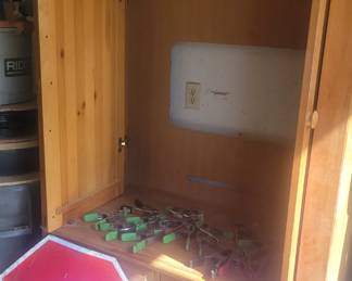 Cabinet $15