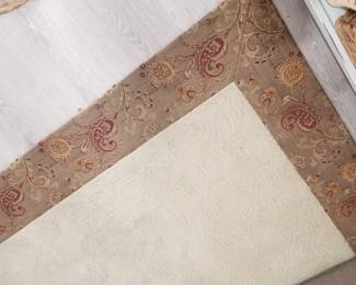 Area rug with paisley border