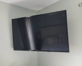 Flat screen TV with wall mount