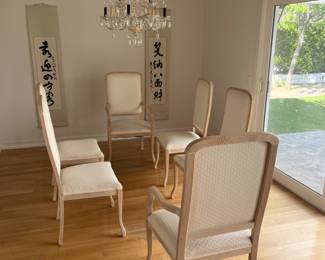 6 beautiful dining chairs no table.