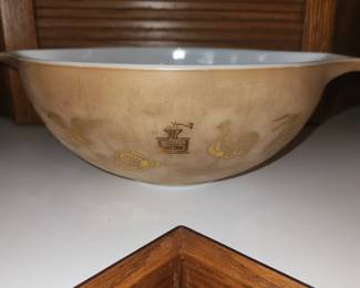 Vintage Pyrex bowls
