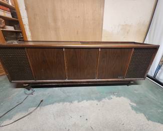 Magnavox MCM turntable/radio console (in working condition)