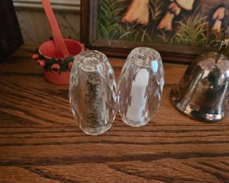 Salt n pepper shakers
