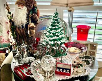MORE CHRISTMAS INCLUDING THE AMAZING VINTAGE CERAMIC LIGHTED CHRISTMAS TREE.