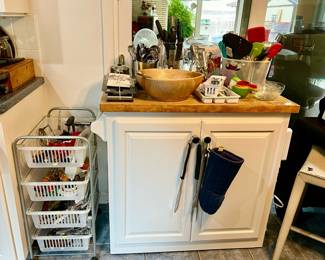 KITCHEN ISLAND WITH LOTS OF KITCHEN UTENSILS.
