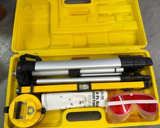 NEW Q-Line Laser Level Kit
Brand new in original case
6-piece deluxe set with tripod, laser level, red safety glasses, target & instructions
Perfect for leveling, measuring, and layout workGreat for DIYers, contractors, or tool collectors
New in Box – Never Used