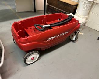 Radio Flyer Pathfinder Wagon
Classic red wagon with fold-up seats & cup holders
Durable plastic body & smooth-rolling wheels
Fold-under handle for easy transport or storage
Great for kids, parks, beach, or garden use
Excellent condition – ready to roll!