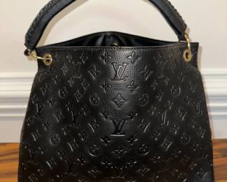 "Monogram Empreinte" Bag
Classic black embossed
Gold-tone hardware, top handle design
Soft, durable, and luxury feel
Excellent condition