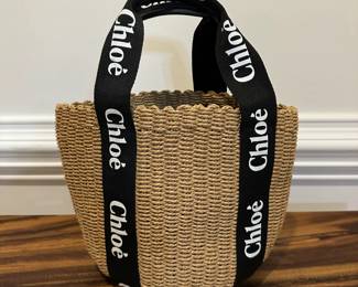 "Woody Basket Bag"
Raffia weave with logo webbing straps
Lightweight and perfect for summer
Excellent condition