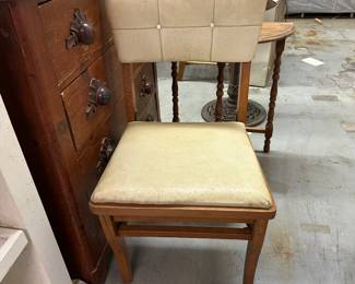 Mid-Century Modern Wood & Vinyl Chair
Original 1950s–60s design
Cream vinyl seat and back with wood frame