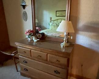 dresser w/mirror
