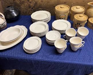 8 piece place setting of Wedgwood Queens Plain dinnerware
