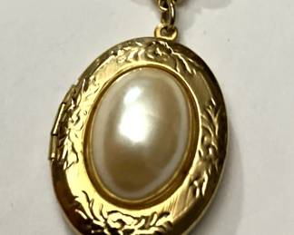 Delightful Necklace with Pendant by "1928"