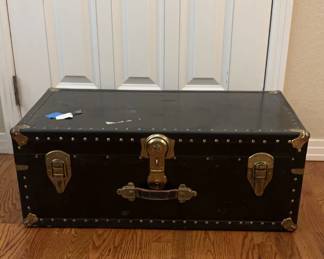 Black trunk with 2 keys