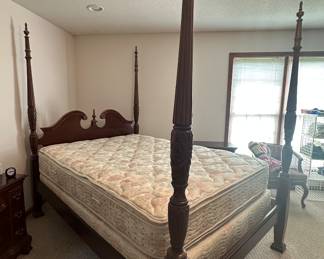 Queen Size Poster Queen Anne Style Bed