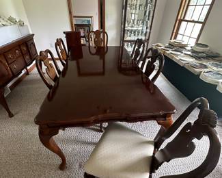Dining Room Table and 6 Chairs with 2 Leaves