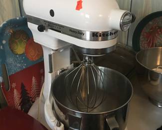 Kitchen aide mixer and extra bowl